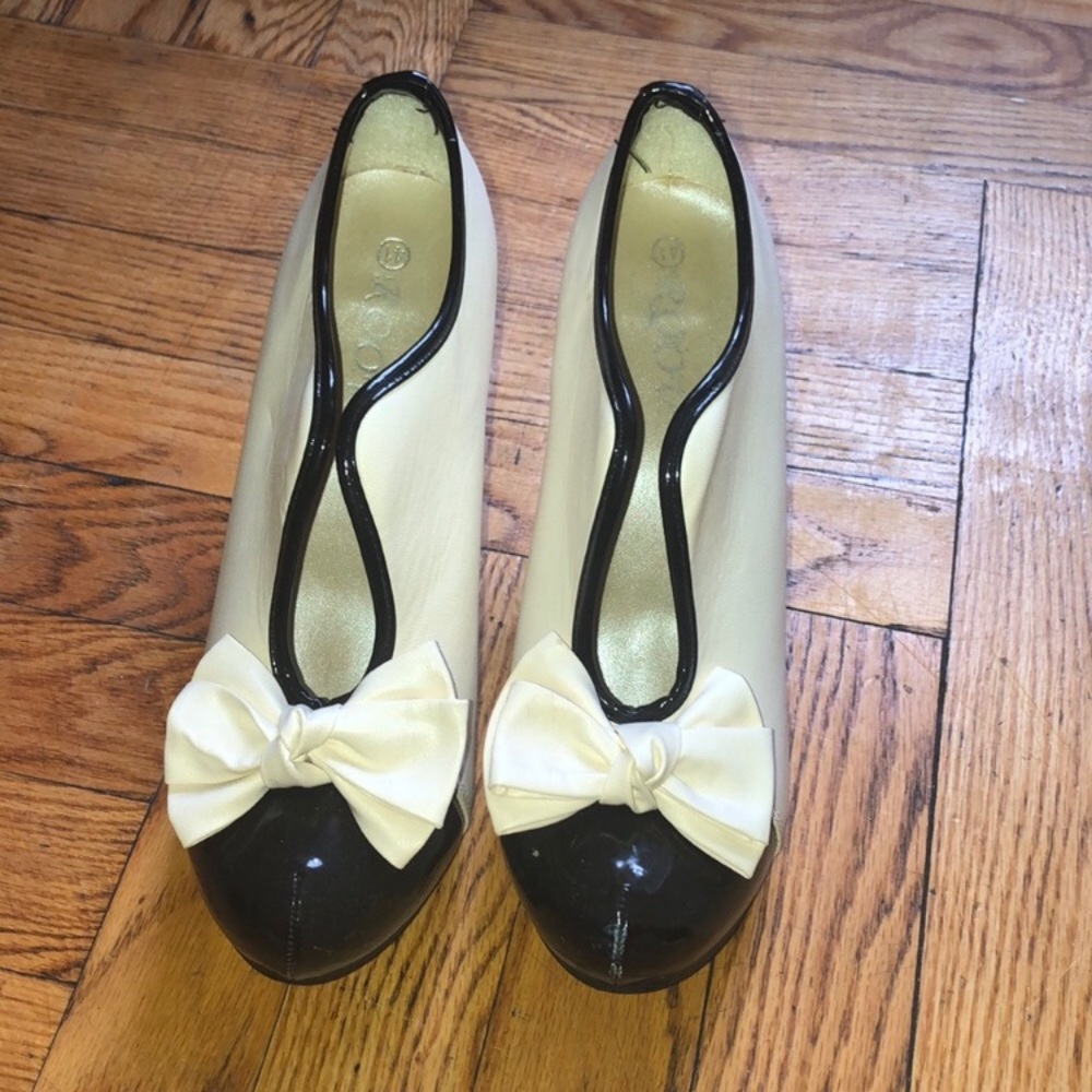 Classy bow shoes
